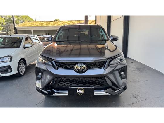 TOYOTA HILUX SW4 2.8 D-4D TURBO DIESEL SRX PLATINUM 7L 4X4 AUTOMÁTICO TOYOTA HILUX SW4 2.8 D-4D TURBO DIESEL SRX PLATINUM 7L 4X4 AUTOMÁTICO